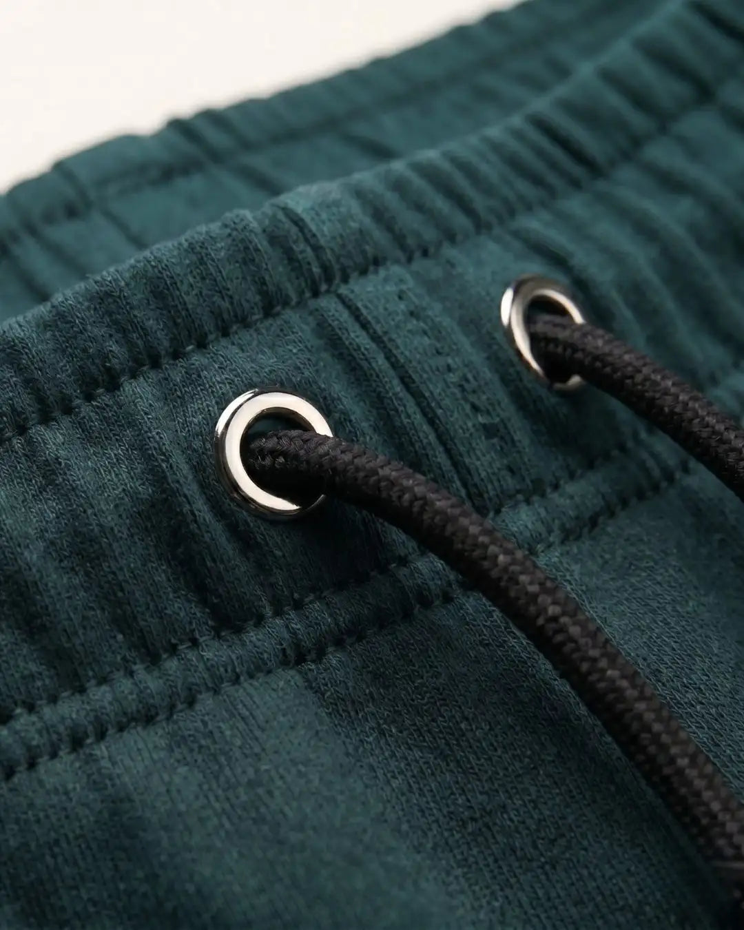 Pantaloneta Deportiva Verde Botella en Burda Fría para Hombre