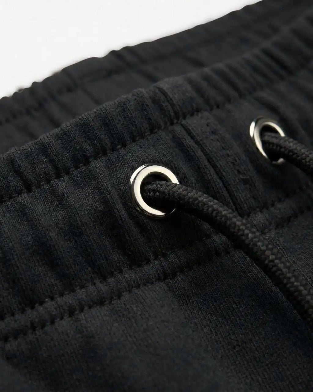 Pantaloneta Deportiva Negra en Burda Fría para Hombre