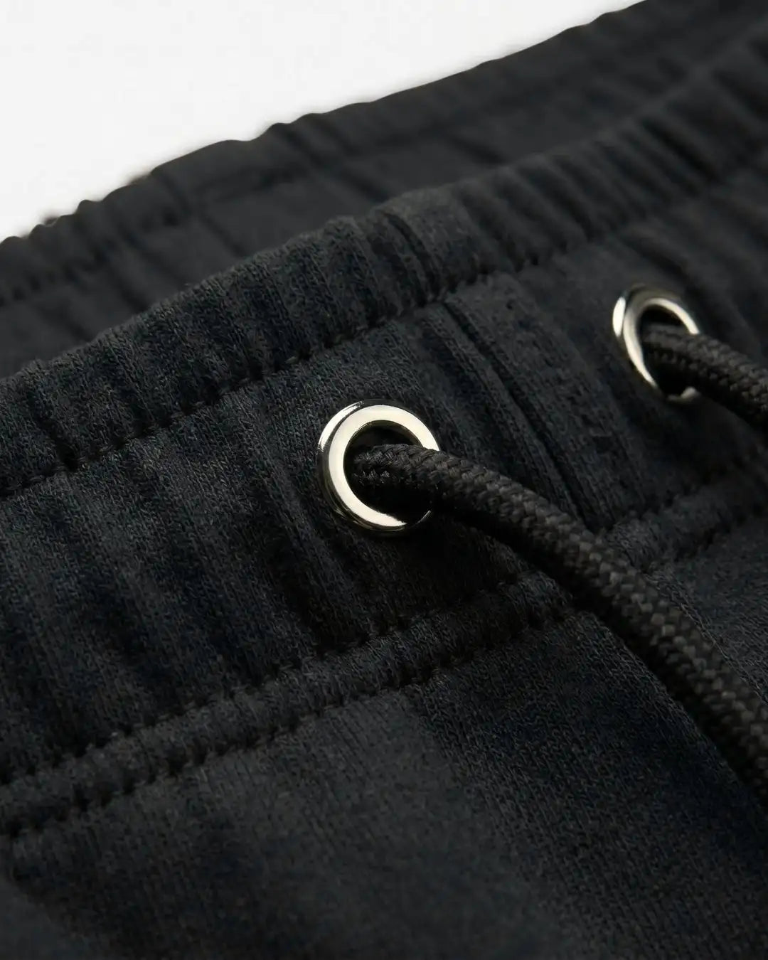 Pantaloneta Deportiva Negra en Burda Fría para Hombre