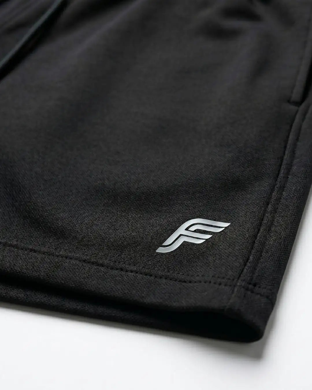 Pantaloneta Deportiva Negra en Burda Fría para Hombre